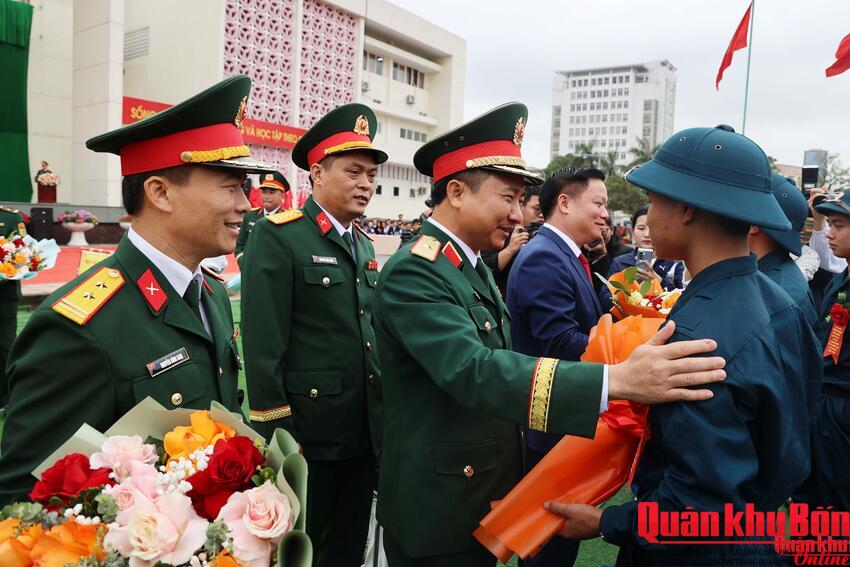 Thiếu tướng Đoàn Xuân Bường, Chính ủy Quân khu 4 dự Lễ giao, nhận quân tại Nghệ An