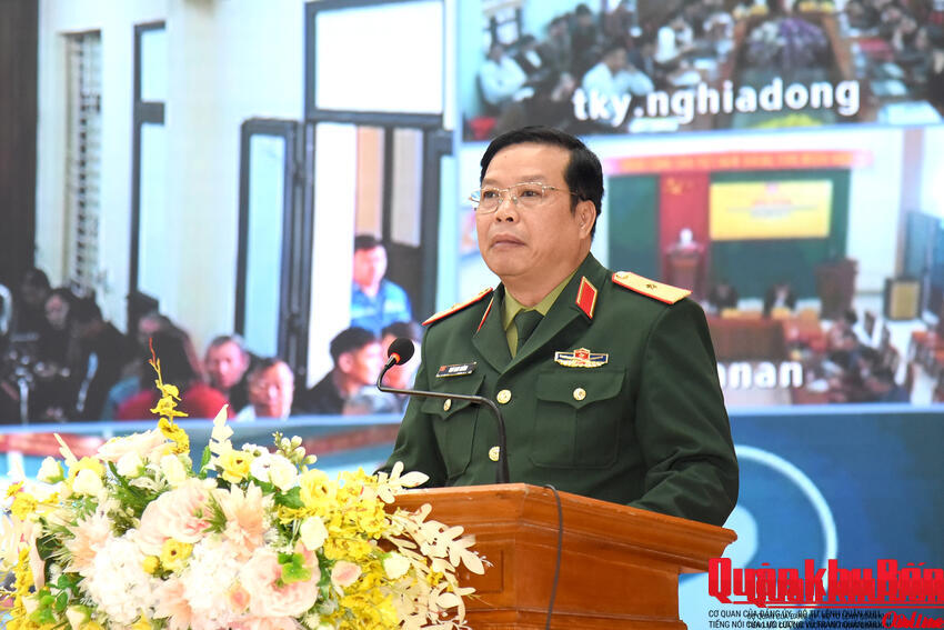 Thiếu tướng Ngô Nam Cường, Phó Tư lệnh Quân khu 4 tiếp xúc cử tri tại Tân Kỳ, tỉnh Nghệ An