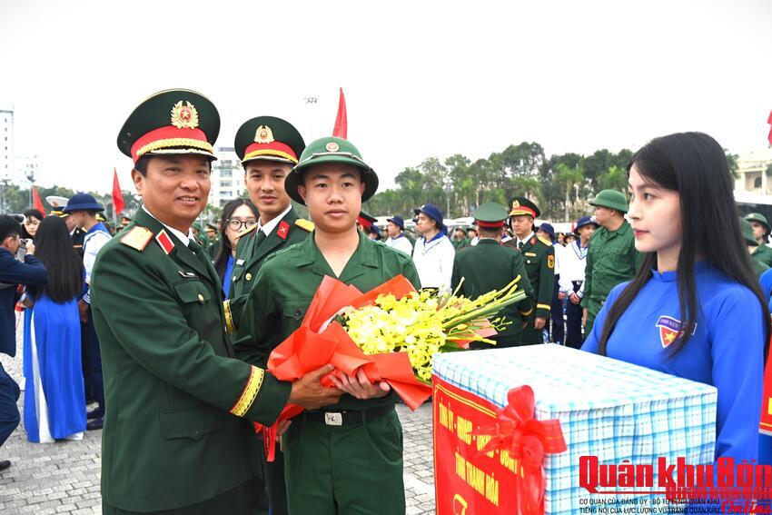 Trung tướng Hà Thọ Bình, Tư lệnh Quân khu 4 dự Lễ giao, nhận quân tại tỉnh Thanh Hóa.