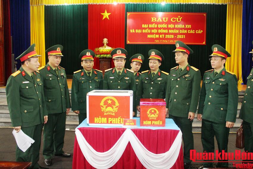 Thiếu tướng Lê Văn Trung kiểm tra công tác chuẩn bị bầu cử tại Lữ đoàn 283