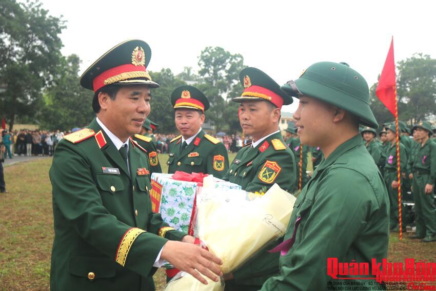 Thiếu tướng Phạm Văn Đông dự Lễ giao, nhận quân tại phường Tĩnh Gia (Thanh Hóa)