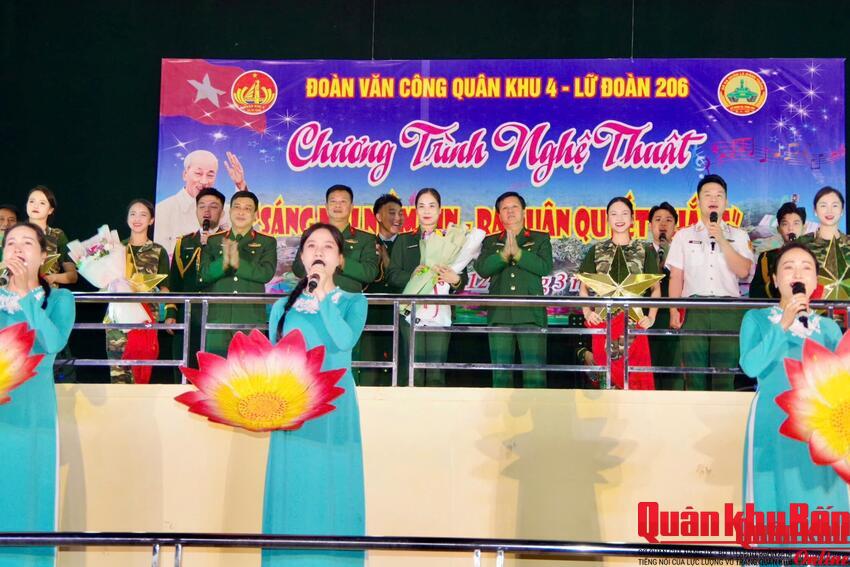 Đoàn Văn công Quân khu 4 biểu diễn nghệ thuật phục vụ bộ đội Lữ đoàn Tăng - Thiết giáp 206