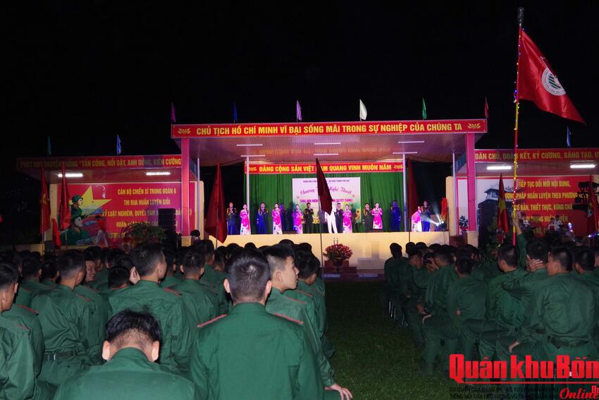 Đoàn Văn công Quân khu 4 biểu diễn phục vụ cán bộ, chiến sĩ Bộ Chỉ huy Quân sự thành phố Huế