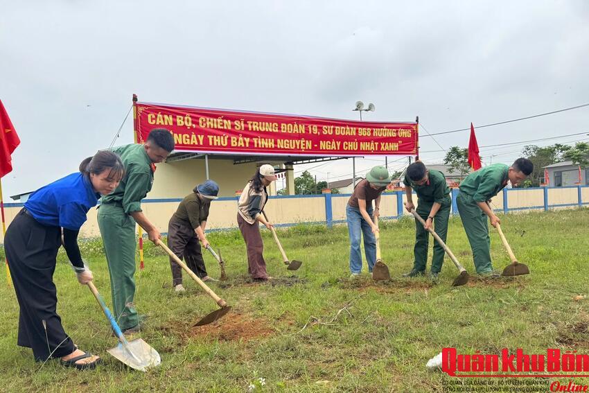 Đoàn cơ sở Trung đoàn 19 (Sư đoàn 968) phối hợp hoạt động “Ngày thứ Bảy tình nguyện - Ngày Chủ nhật xanh”.