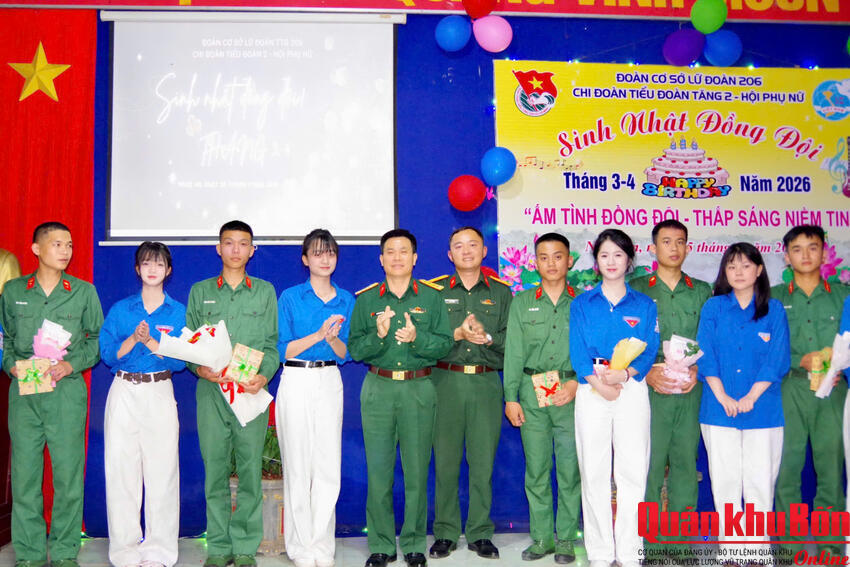 Đoàn cơ sở Lữ đoàn Tăng – Thiết giáp 206 tổ chức sinh nhật đồng đội