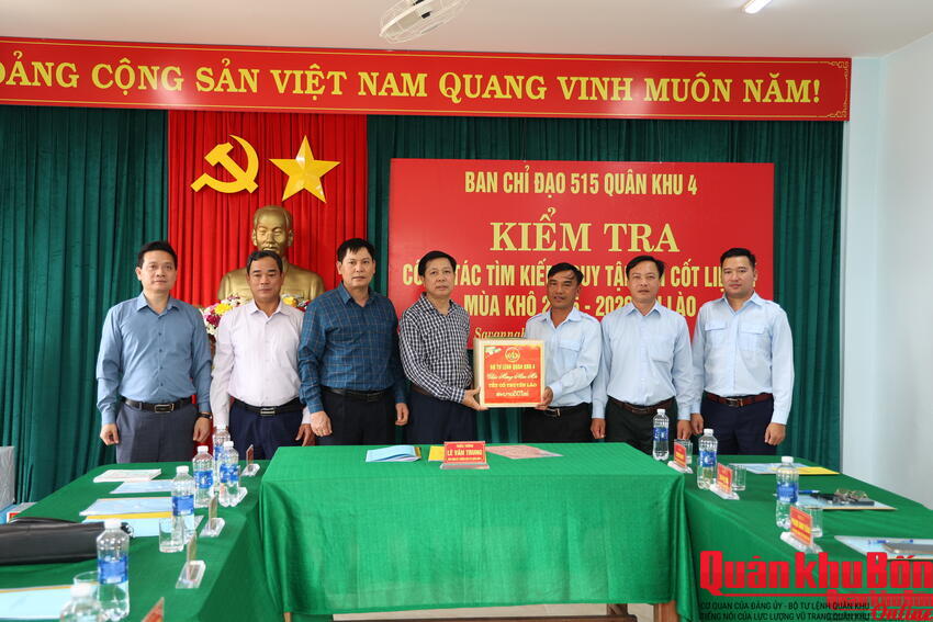 Thiếu tướng Lê Văn Trung, Trưởng Ban Chỉ đạo 515 Quân khu 4 kiểm tra công tác quy tập hài cốt liệt sĩ tại Lào