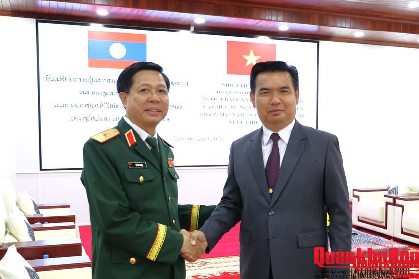 Thiếu tướng Lê Văn Trung chúc Tết BunPiMay tại tỉnh Khăm Muồn (Lào)