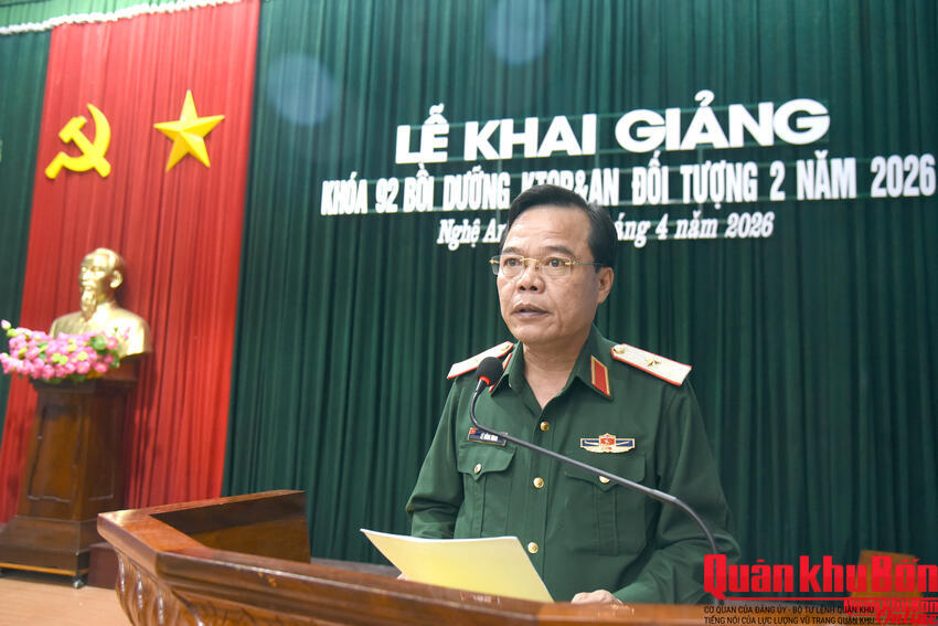 Thiếu tướng Lê Hồng Nhân dự Lễ khai giảng Bồi dưỡng kiến thức quốc phòng và an ninh đối tượng 2 tại Trường Quân sự Quân khu