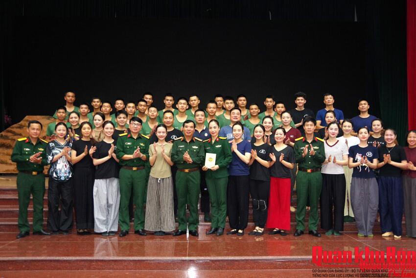 Thiếu tướng Phạm Văn Đông, Chủ nhiệm Chính trị Quân khu 4 thăm, động viên Đoàn Văn công Quân khu 4.