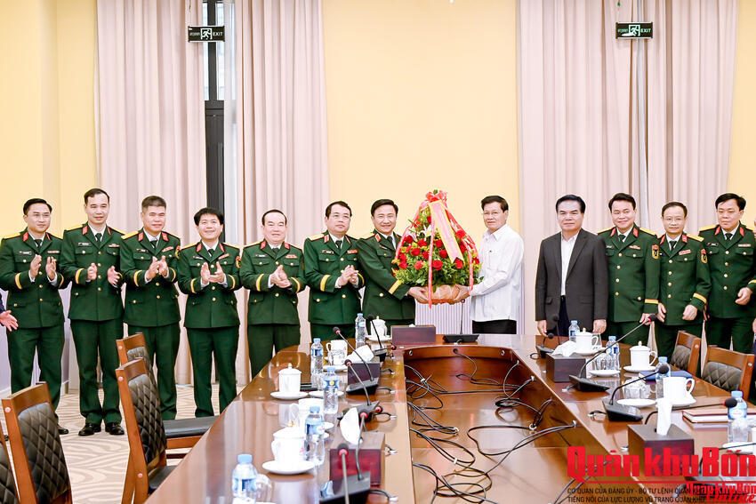 Quân khu 4 chúc Tết Tổng Bí thư, Chủ tịch nước Cộng hòa Dân chủ nhân dân Lào