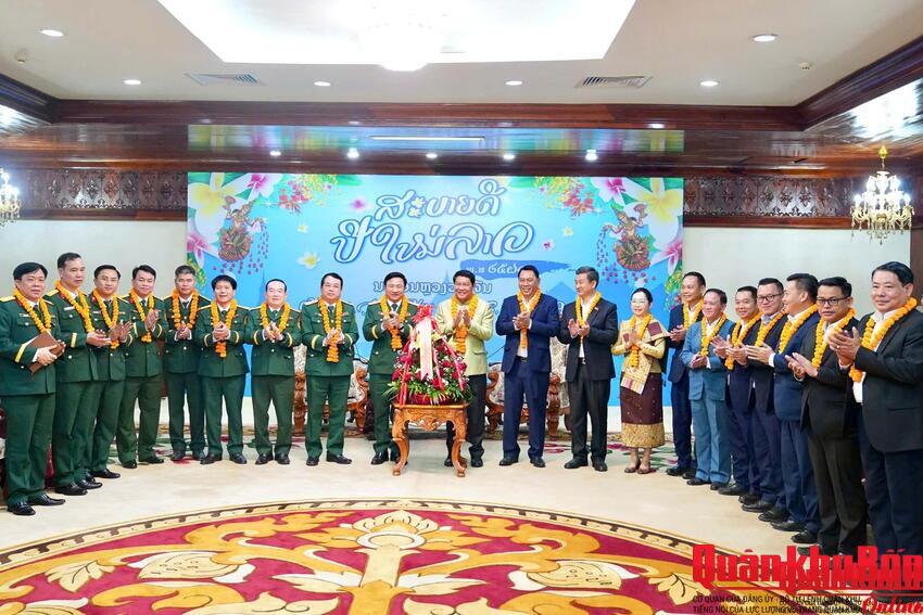 Bộ Tư lệnh Quân khu 4 chúc Tết Bunpimay Lào