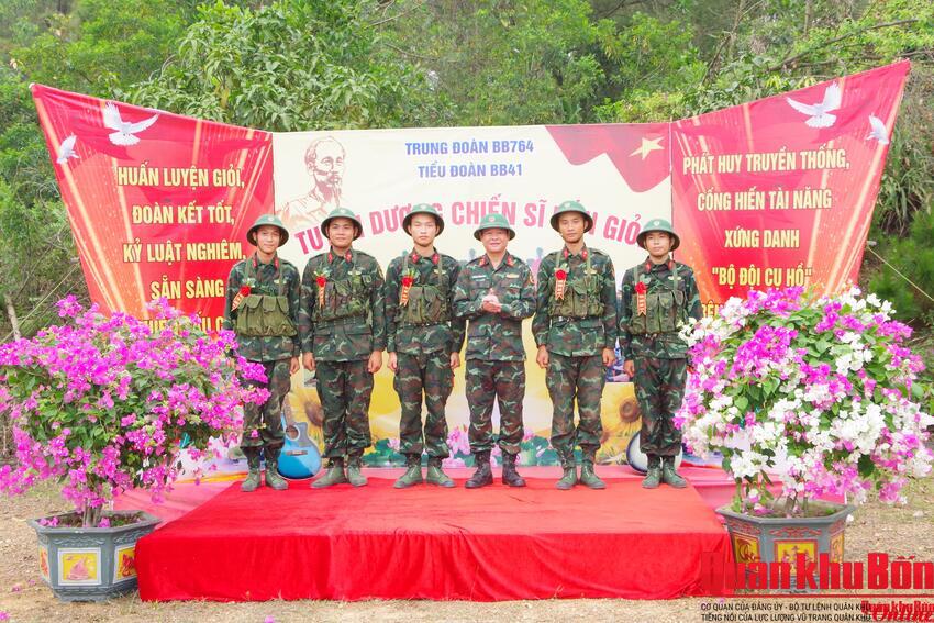 Sư đoàn 324 (Quân khu 4) kiểm tra bắn súng tiểu liên AK bài 1