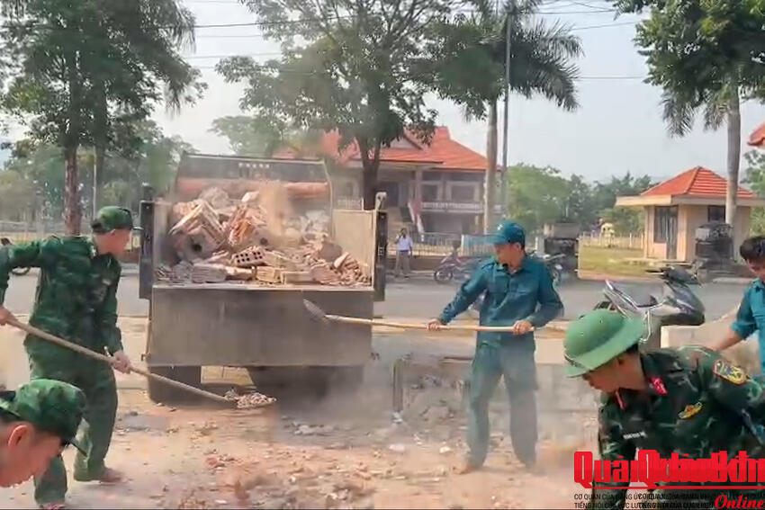 Ban Chỉ huy Quân sự  xã Lao Bảo, Quảng Trị giúp đỡ Nhân dân khắc phục hậu quả lốc xoáy