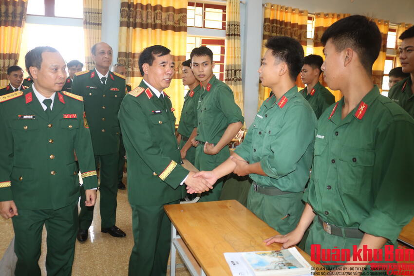 Thiếu tướng Phạm Văn Đông, thăm và động viên học viên ôn thi vào các Học viện, nhà trường Quân đội