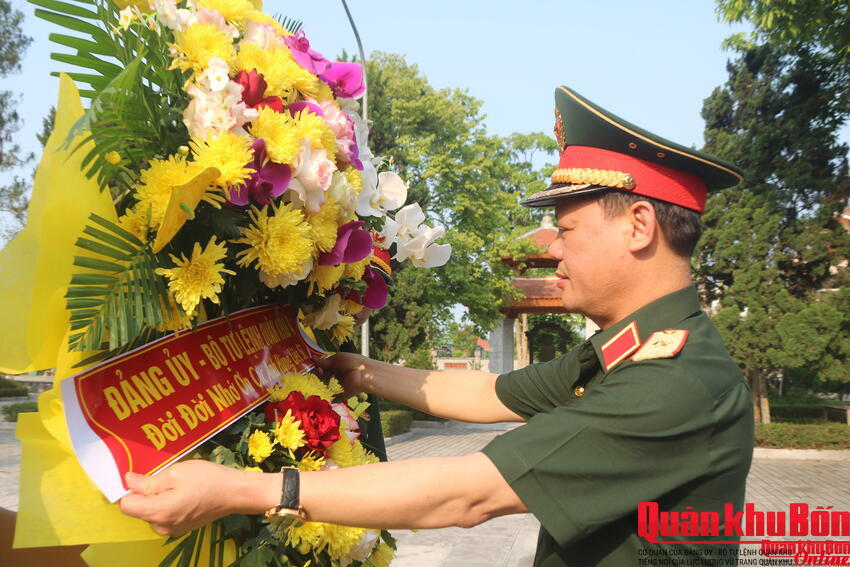 Thiếu tướng Hoàng Duy Chiến dâng hương tưởng niệm các anh hùng liệt sĩ tại Nghệ An