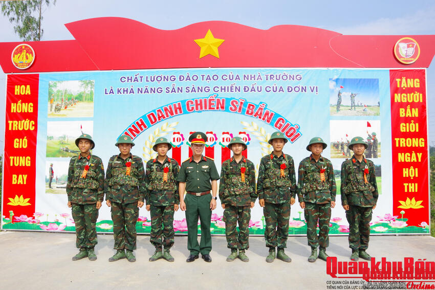 Trường Quân sự Quân khu 4: Kiểm tra bắn súng tiểu liên AK bài 1 cho chiến sĩ mới