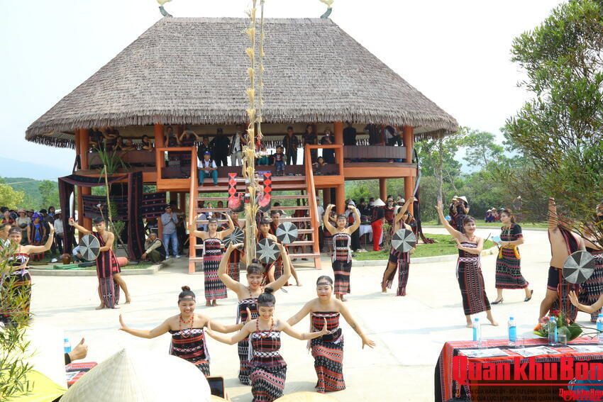 ĐẰNG SAU "VỎ BỌC" VĂN HÓA VÙNG CAO