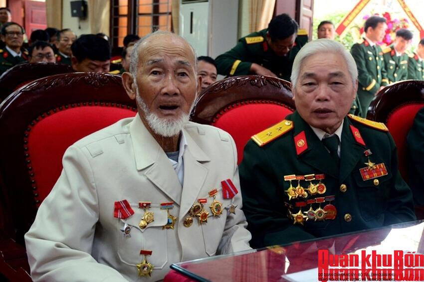 Người anh hùng ngậm hai đầu dây, tạo "cầu dẫn điện sống" trên dòng Thạch Hãn