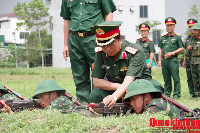 Trung tướng Hà Thọ Bình,  Tư lệnh Quân khu 4 kiểm tra huấn luyện chiến sĩ mới