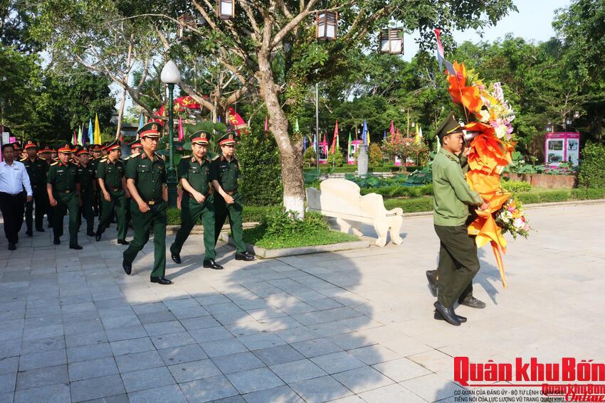 Thường vụ Đảng ủy, Bộ Tư lệnh Quân khu 4: Dâng hương, dâng hoa tưởng niệm Chủ tịch Hồ Chí Minh