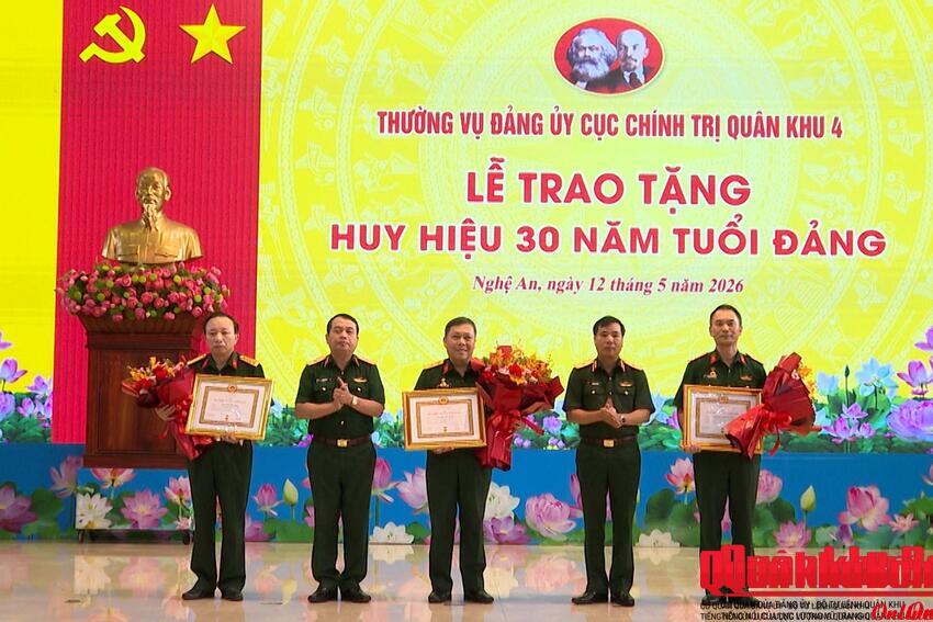 Thường vụ Đảng ủy Cục Chính trị Quân khu 4: Trao Huy hiệu 30 năm tuổi Đảng