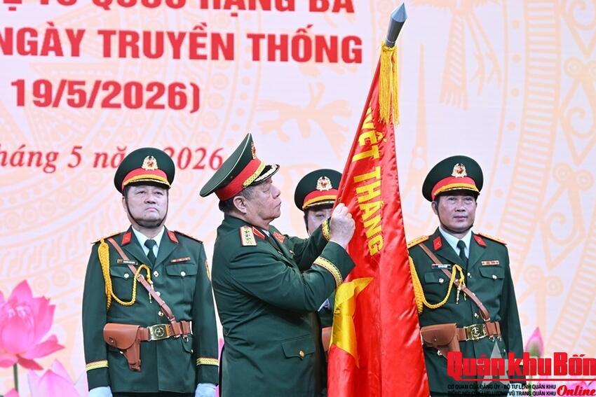 Đại tướng Nguyễn Trọng Nghĩa trao Huân chương Bảo vệ Tổ quốc hạng Ba tặng Trung tâm Phát thanh - Truyền hình Quân đội
