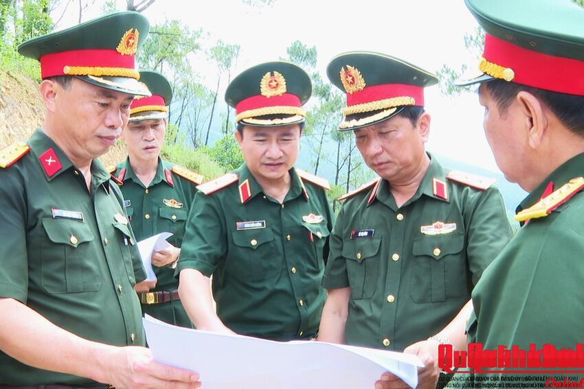 Trung tướng Hà Thọ Bình và Thiếu tướng Đoàn Xuân Bường kiểm tra tiến độ xây dựng Sở chỉ huy diễn tập Quân khu 2026