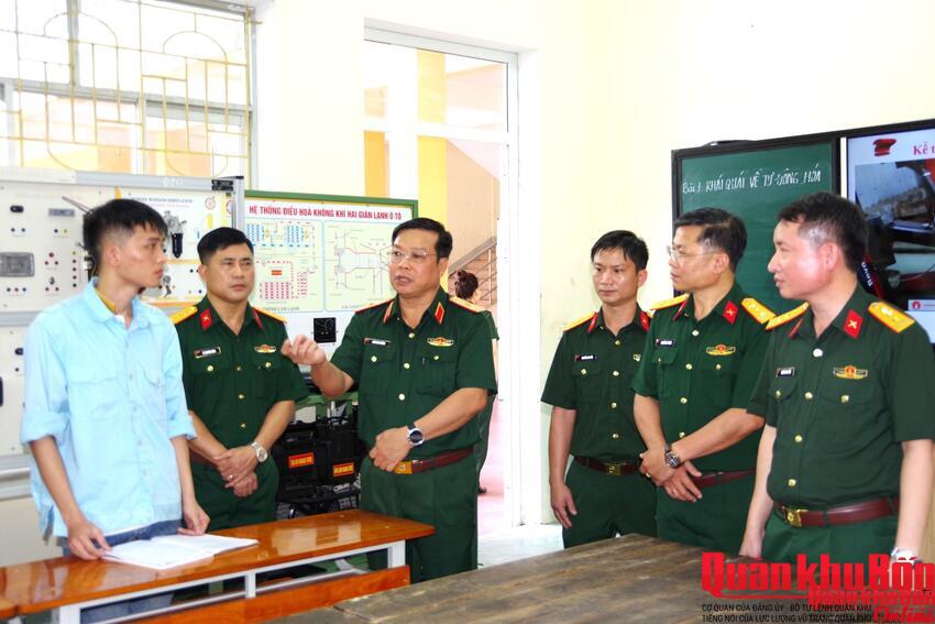 Quân khu 4,  kiểm tra hoạt động của Trường Cao đẳng Nghề số 4.