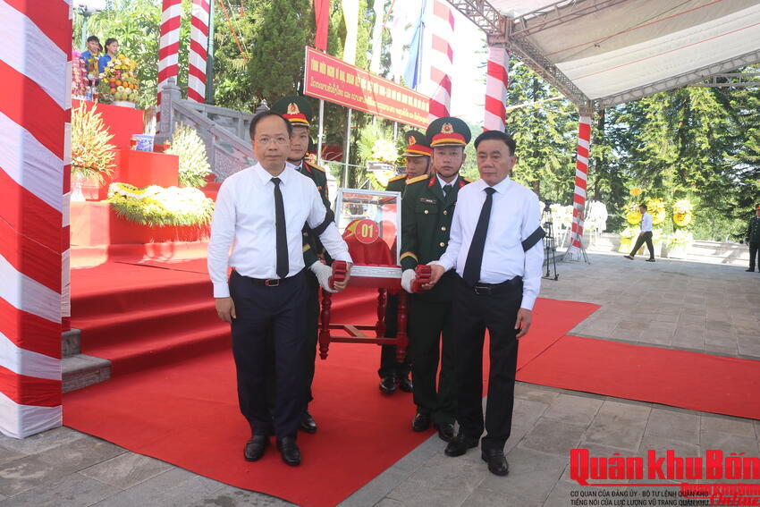 Đồng chí Trần Cẩm Tú dự Lễ truy điệu và an táng hài cốt liệt sĩ tại tỉnh Hà Tĩnh