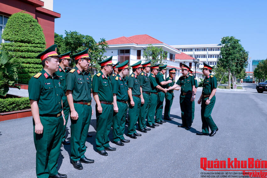 Thượng tướng Nguyễn Văn Gấu kiểm tra  tại Bộ Chỉ huy Quân sự tỉnh Thanh Hóa