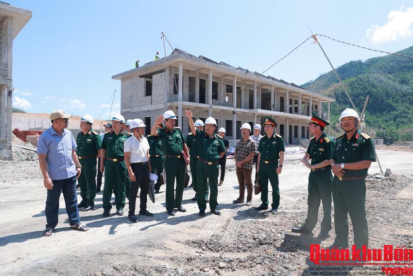 Thiếu tướng Ngô Nam Cường, Phó Tư lệnh Quân khu 4 kiểm tra các công trình xây dựng tại Đoàn Kinh tế - Quốc phòng 92
