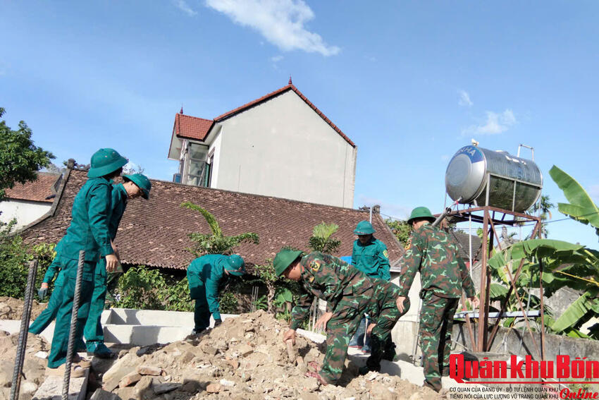 Ban Chỉ huy Quân sự xã Sơn Tiến, tỉnh Hà Tĩnh giúp đỡ xây dựng nhà “Đồng đội”