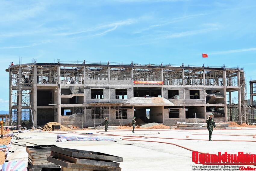 Bộ đội Biên phòng thành phố Huế ra quân hỗ trợ thi công Trường nội trú liên cấp A Lưới 4