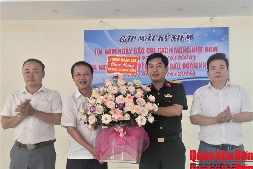 Các đơn vị chúc mừng Báo Quân khu 4