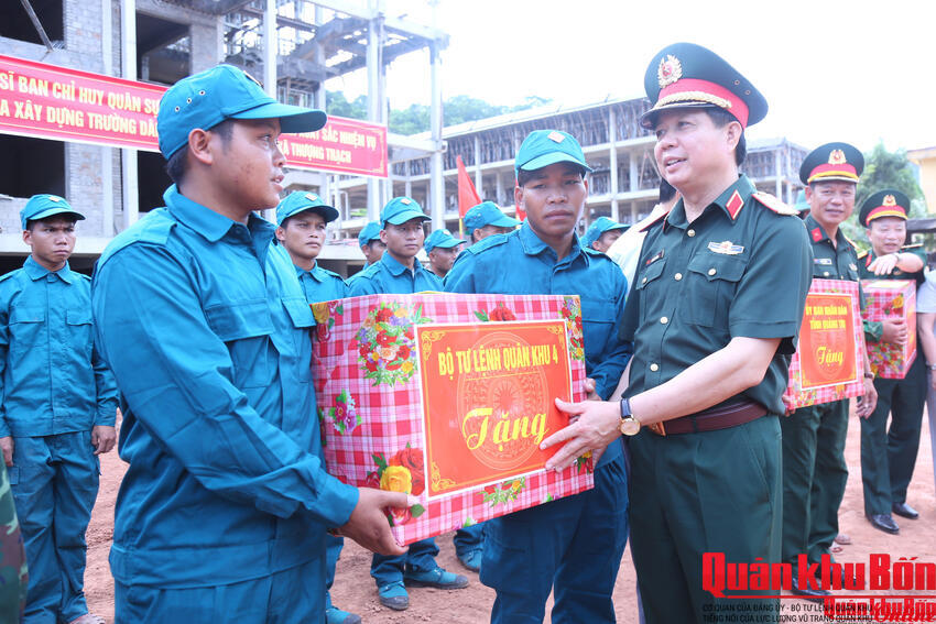 Thiếu tướng Lê Văn Trung, Phó Chính ủy Quân khu 4 thăm, tặng quà cán bộ, chiến sĩ tham gia xây dựng trường học ở vùng biên giới Quảng Trị