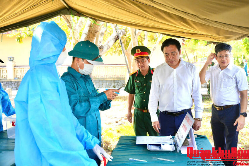 Chủ tịch UBND thành phố Huế động viên lực lượng lấy mẫu hài cốt liệt sĩ phục vụ giám định ADN