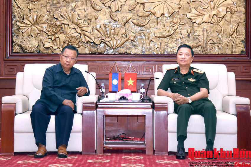 Nguyên lãnh đạo Bộ Quốc phòng Lào thăm Bộ Tư lệnh Quân khu 4