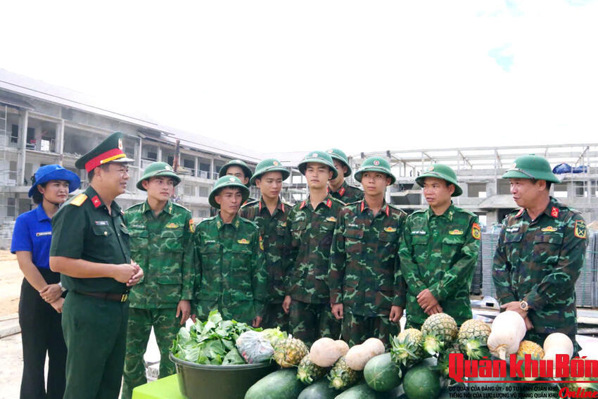 Đoàn Kinh tế - Quốc phòng 92 động viên lực lượng xây dựng Trường Dân tộc nội trú liên cấp tại xã A Lưới 4