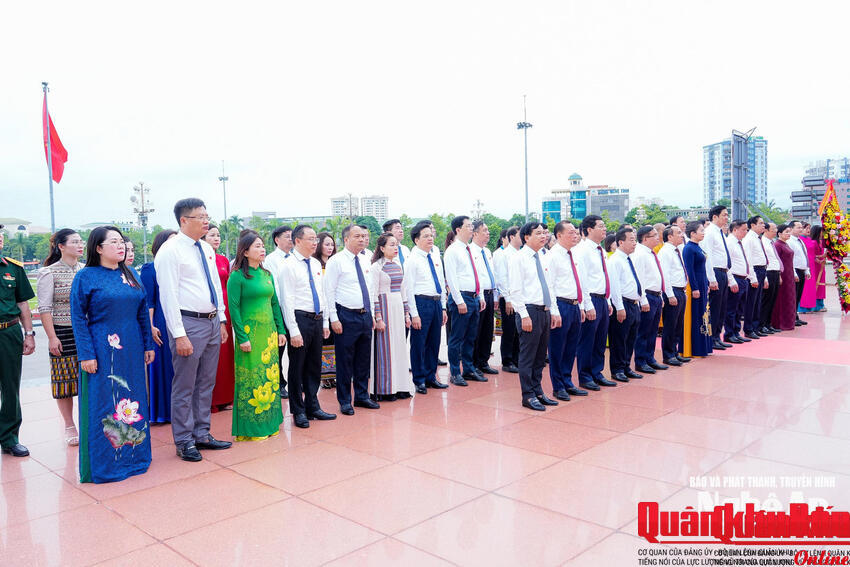 Đoàn đại biểu Hội đồng Nhân dân tỉnh Nghệ An dâng hoa tưởng niệm Chủ tịch Hồ Chí Minh
