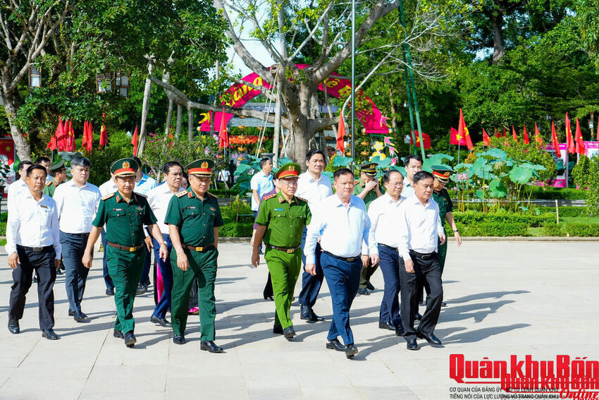Thường trực Ban Bí thư Trần Cẩm Tú dâng hương tưởng niệm Chủ tịch Hồ Chí Minh, các anh hùng liệt sĩ; tặng quà tri ân các thương, bệnh binh