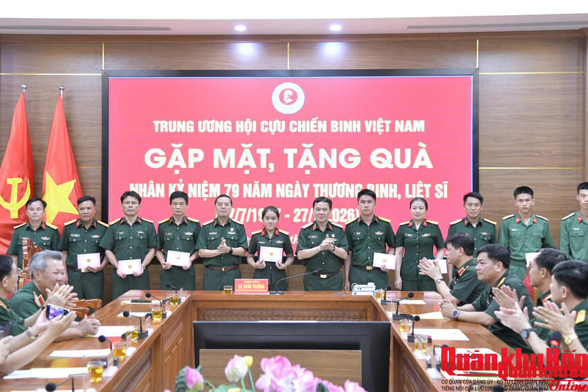 Trung ương Hội Cựu chiến binh Việt Nam thăm, tặng quà cán bộ, chiến sĩ diện chính sách tại Sư đoàn 324 (Quân khu 4)
