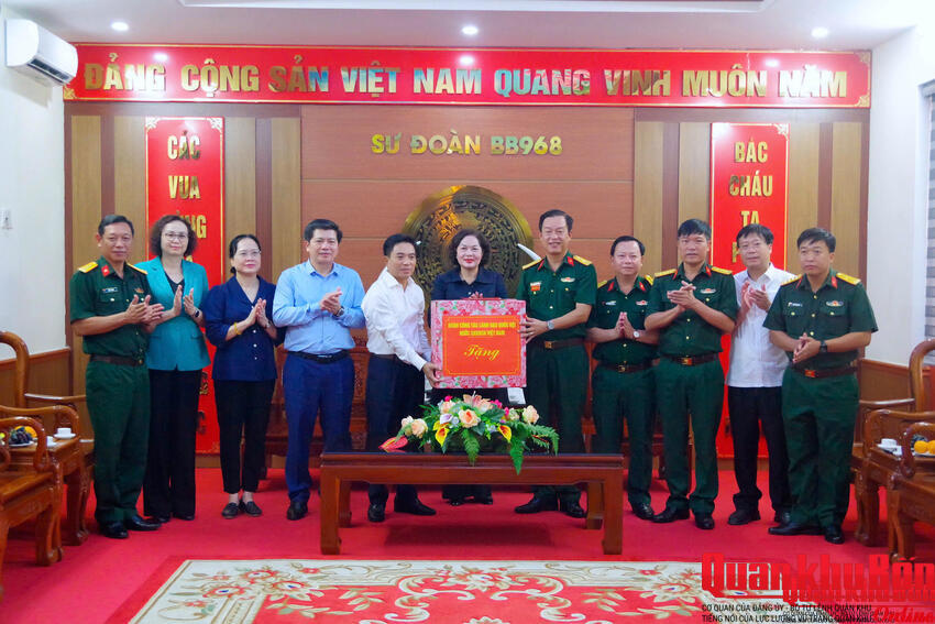 Phó Chủ tịch Quốc hội Nguyễn Doãn Anh thăm, động viên cán bộ, chiến sĩ Sư đoàn 968