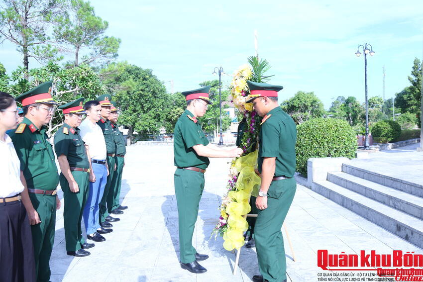 Ban Công đoàn Quốc phòng (Tổng Cục Chính trị Quân đội nhân dân Việt Nam) dâng hương tri ân các Anh hùng liệt sĩ, tặng quà gia đình chính sách tại Nghệ An