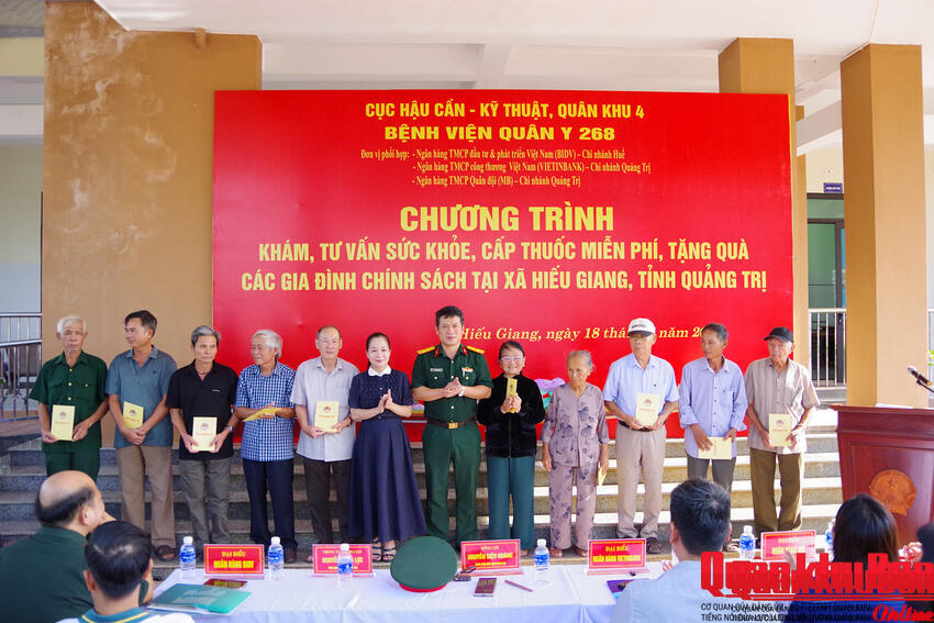 Bệnh viện Quân y 268 khám bệnh, cấp thuốc miễn phí cho hơn 300 đối tượng chính sách tại Quảng Trị
