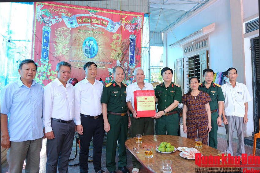 Thiếu tướng Lê Văn Trung, Phó Chính ủy Quân khu 4 thăm, tặng quà gia đình chính sách tại Nghệ An