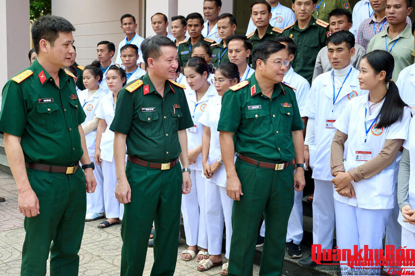 Bộ Tư lệnh Quân khu 4 tặng quà học viên Lào tại Trường Cao đẳng nghề số 4