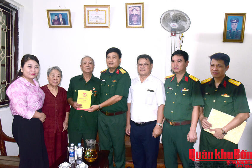 Cục Chính trị Quân khu 4 thăm, tặng quà đối tượng chính sách