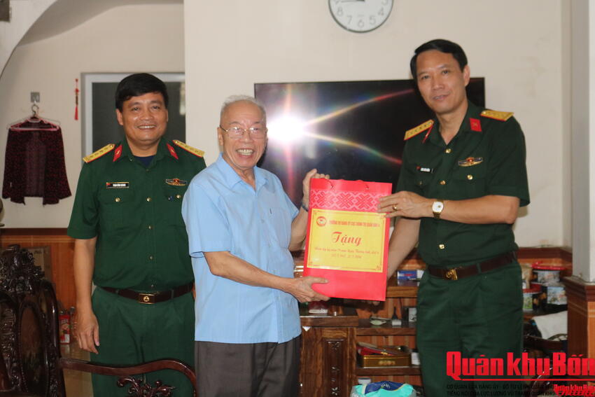 Cục Chính trị Quân khu 4 thăm, tặng quà nguyên thủ trưởng Cục Chính trị