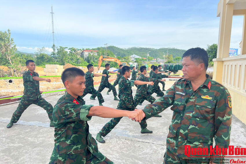 Chiến đấu viên 11 năm liền là Chiến sĩ thi đua