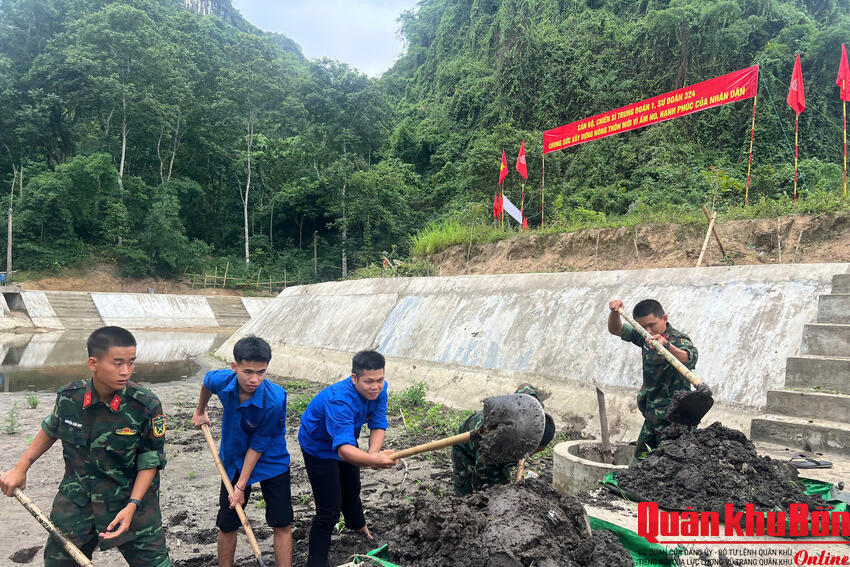 Bộ đội Trung đoàn 1 (Sư đoàn 324) hành quân dã ngoại, giúp dân thiết thực, nghĩa tình